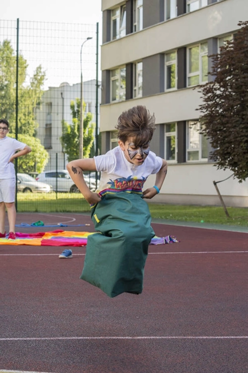 Dziecko skaczące w zielonym worku do skakania Akson