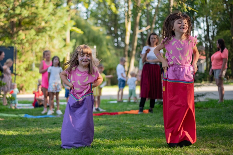 Dziewczynki bawiące się w workach do skakania Akson