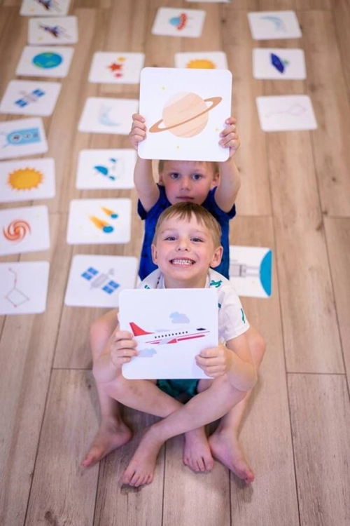 Dzieci trzymające karty z gry Memo XXL podczas zabawy edukacyjnej