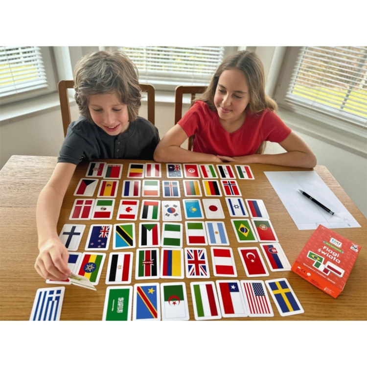 dzieci grające w grę EDUseria Flagi Świata Kapitan Nauka 6+ przy stole