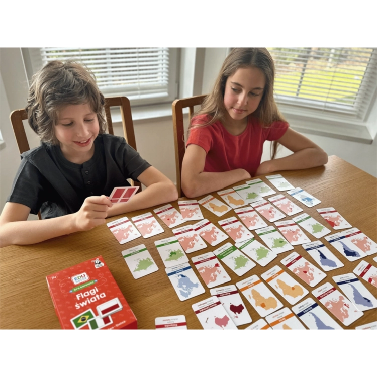 dzieci układające karty geograficzne w grze EDUseria Flagi Świata Kapitan Nauka 6+