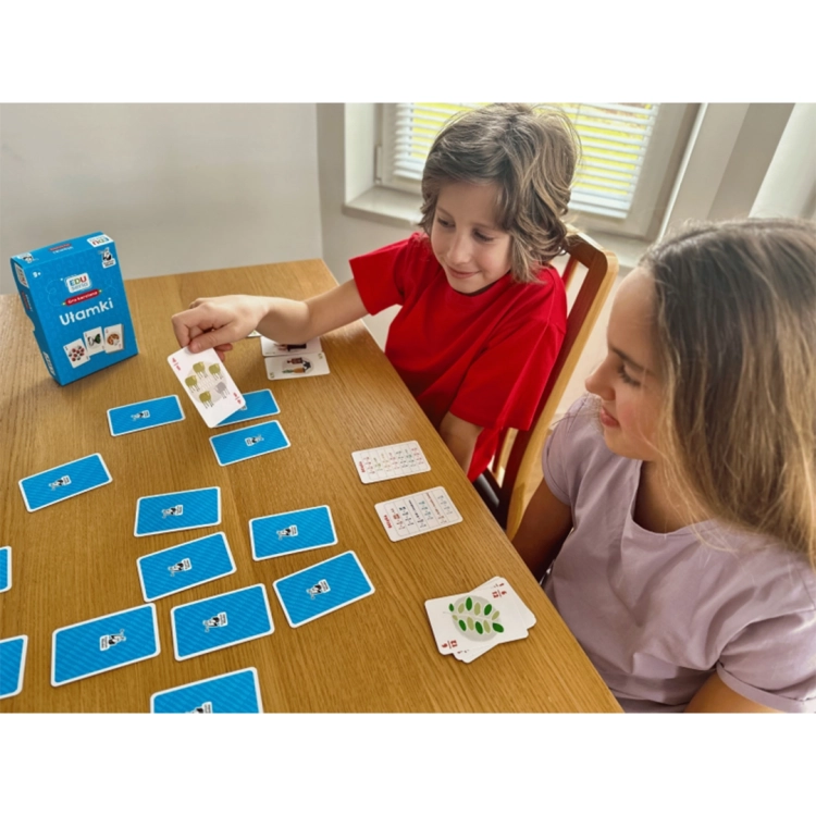 Dzieci grające w EDUseria Ułamki, edukacyjna gra karciana Kapitan Nauka.