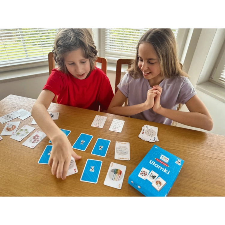 Rozgrywka EDUseria Ułamki z kartami na stole, gra karciana Kapitan Nauka.