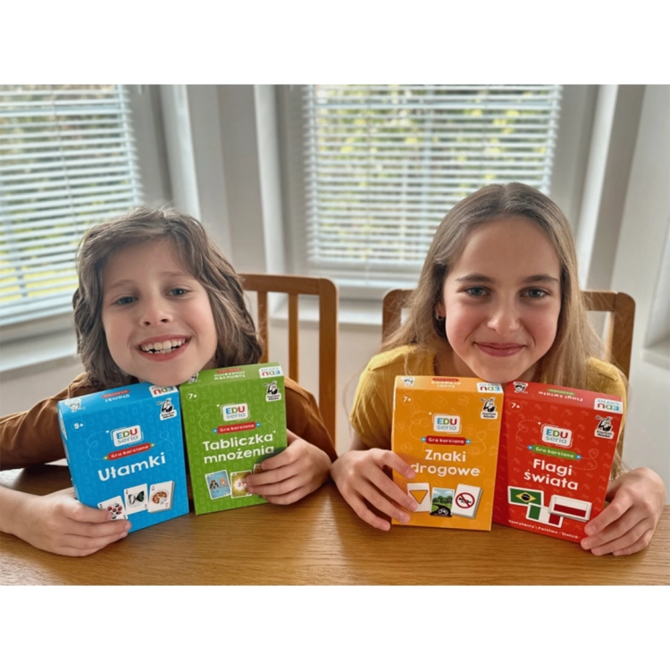 Dzieci prezentujące gry karciane EDUseria: Ułamki, Tabliczka mnożenia, Znaki drogowe i Flagi świata.