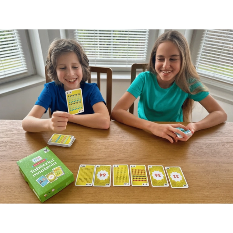 Gra w tabliczkę mnożenia – dzieci układają działania z kart