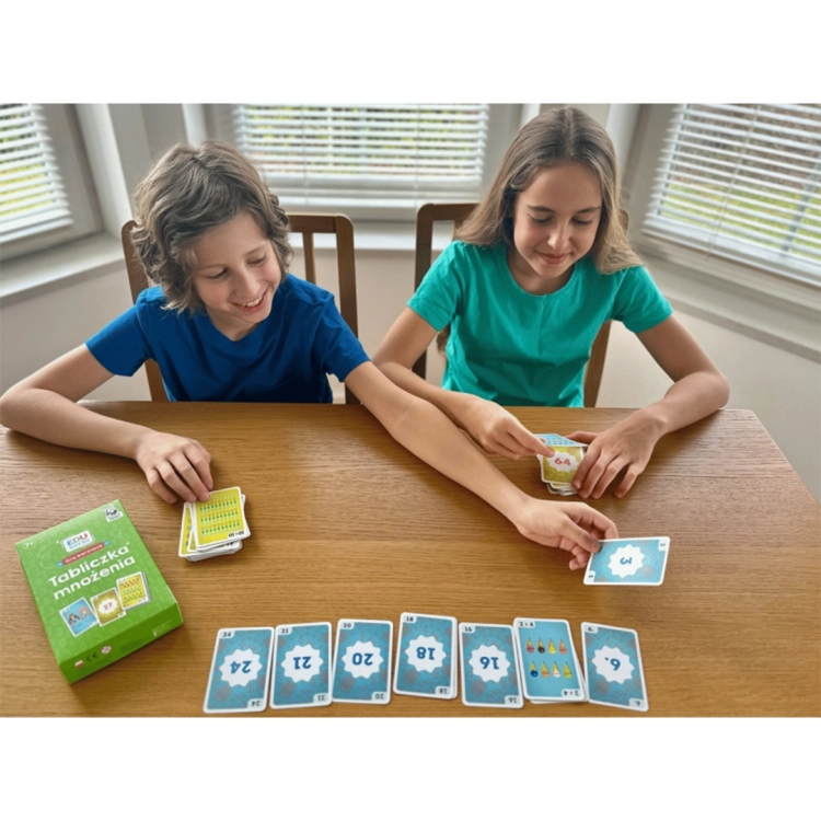 Dzieci grające w edukacyjną grę karcianą uczącą mnożenia