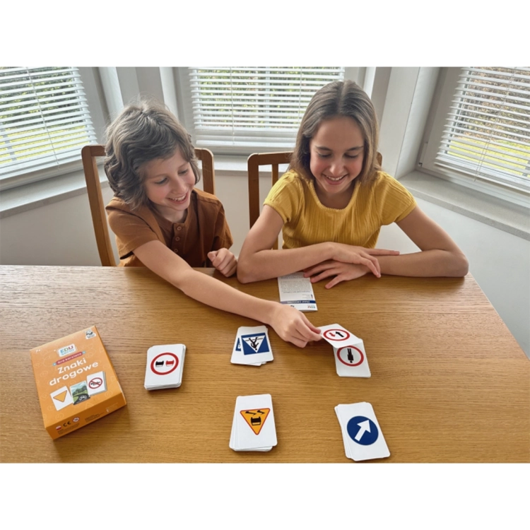 Dzieci grają w edukacyjną grę karcianą Znaki drogowe Kapitan Nauka 6+