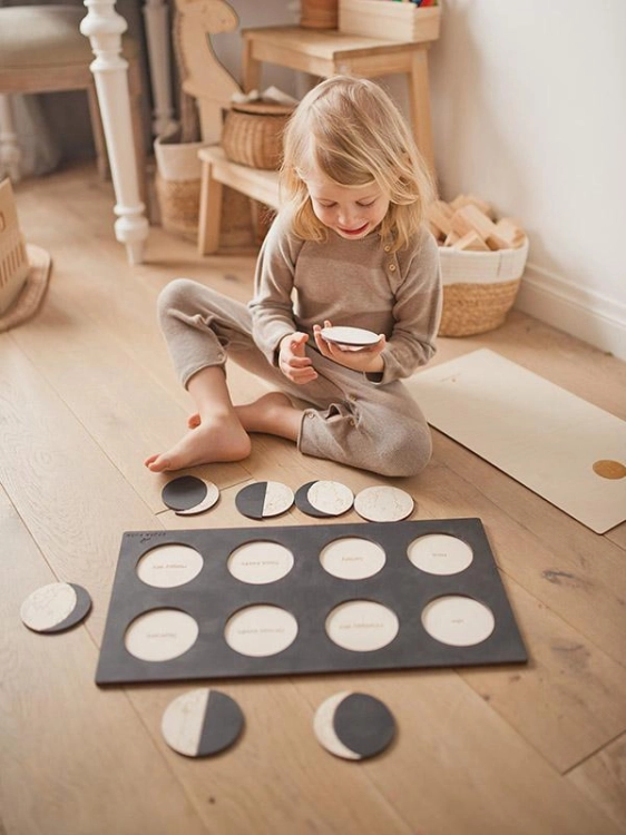 Puzzle edukacyjne fazy księżyca Sounds Wood – dziecko dopasowuje elementy