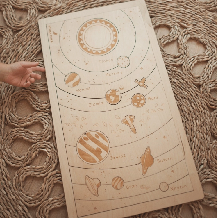 Drewniane puzzle edukacyjne z Układem Słonecznym na tle plecionki