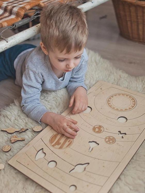 Zabawa puzzlami edukacyjnymi z planetami i Słońcem – drewniany zestaw Sounds Wood