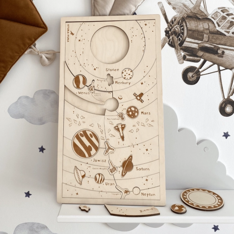 Drewniana plansza edukacyjna z planetami i rakietami – kosmos Sounds Wood