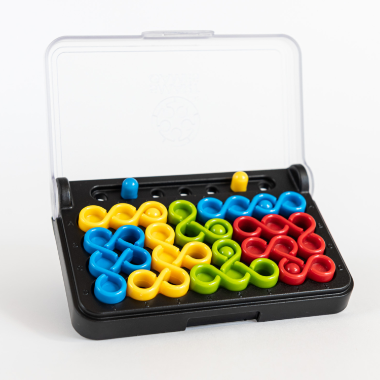 ułożona gra iq twist z kolorowymi elementami w plastikowym etui
