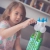 dziewczynka bawi się zamkiem z gry Jaś i magiczna fasola Smart Games