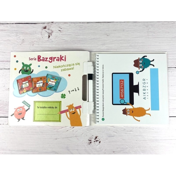 Środek książeczki Bazgraki kodują z kolorowymi postaciami i mazakiem