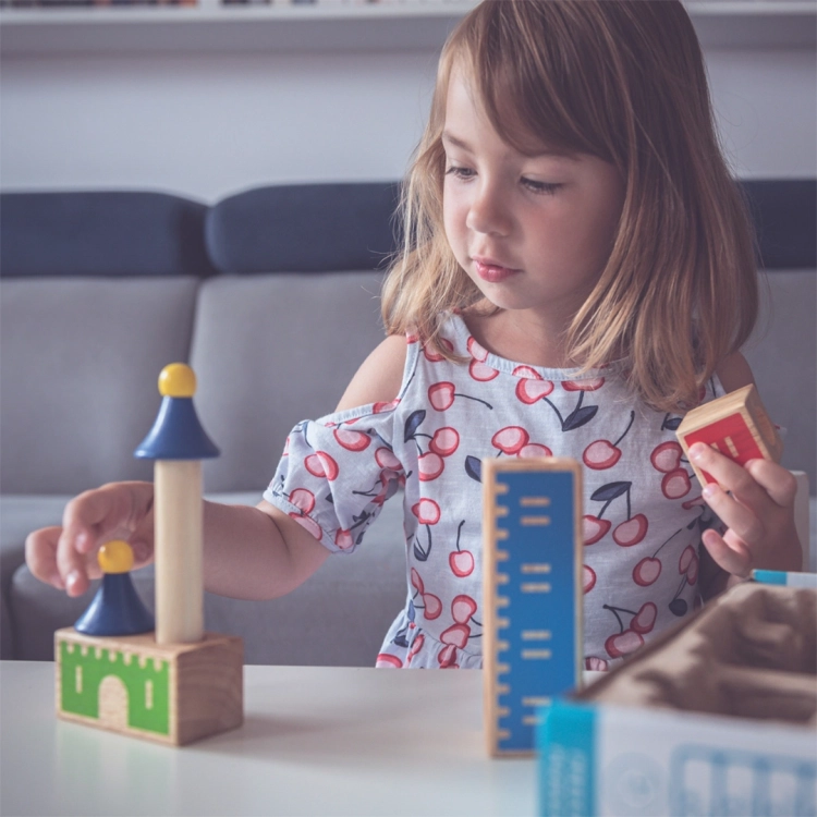 dziewczynka bawi się grą Mądry Zamek – klocki Smart Games 3+