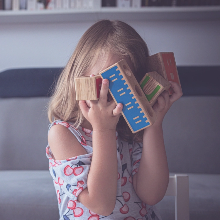 dziewczynka bawi się klockami z gry Mądry Zamek – Smart Games 3+