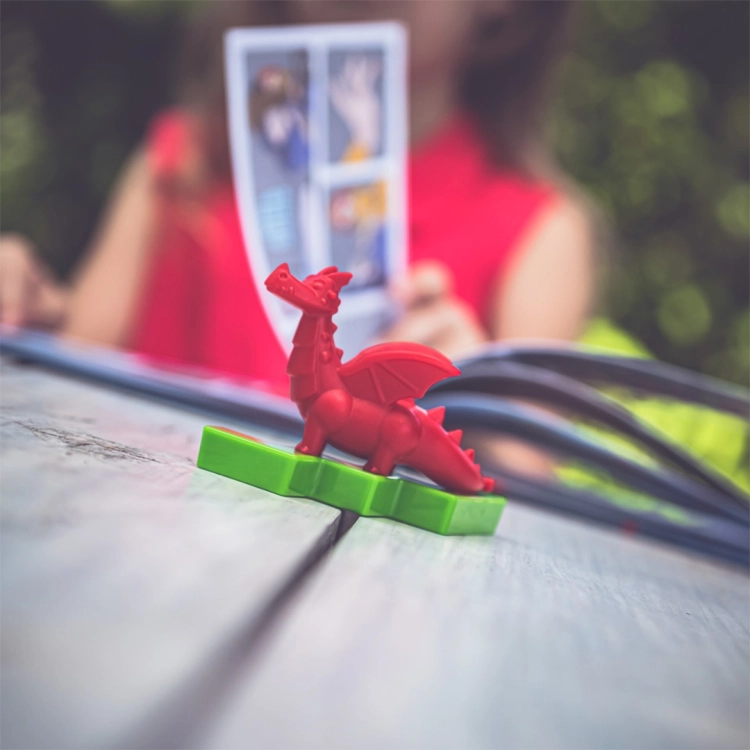 Czerwony smok z gry logicznej Śpiąca Królewna Smart Games dla dzieci 3+