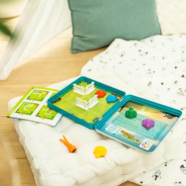 Gra Żółwim Tempem Smart Games – otwarta plansza z figurkami i książeczką z zadaniami