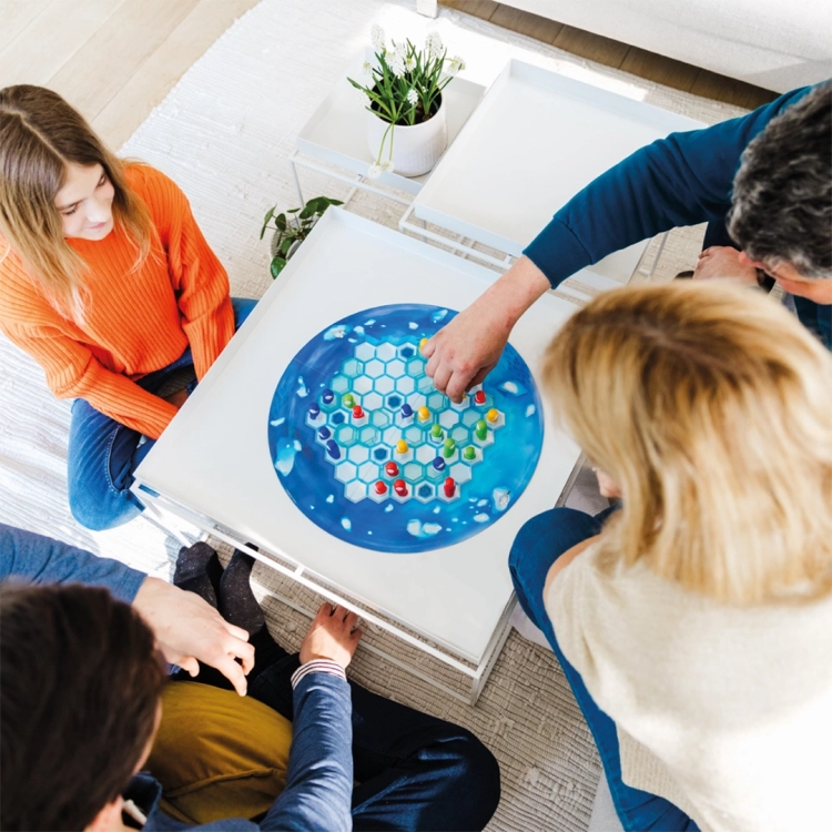 Rodzina gra w Pingwiny Wesoła Gromadka od Smart Games przy stole