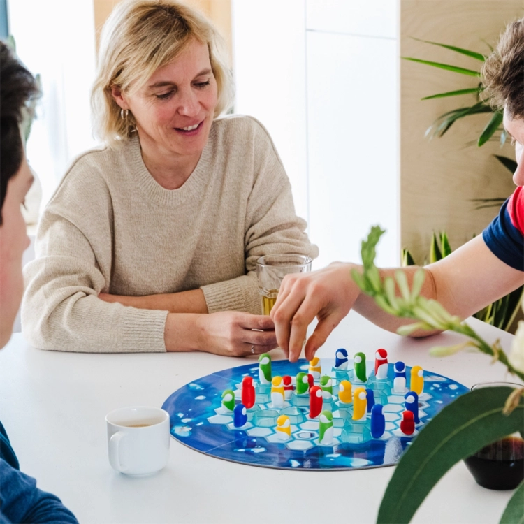 Rodzinna rozgrywka w Pingwiny Wesoła Gromadka na stole w salonie