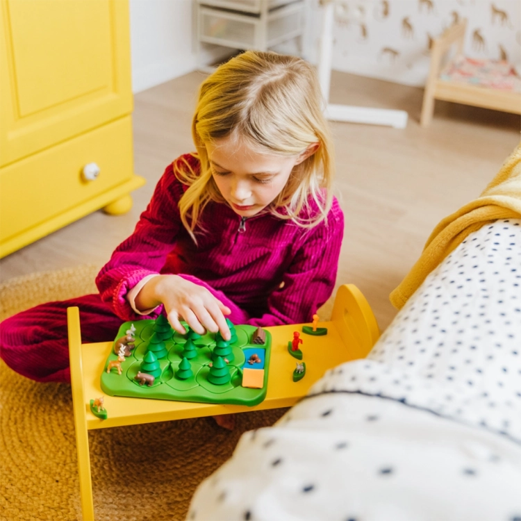 Gra logiczna Misie w lesie na stoliku – dziecko układa elementy