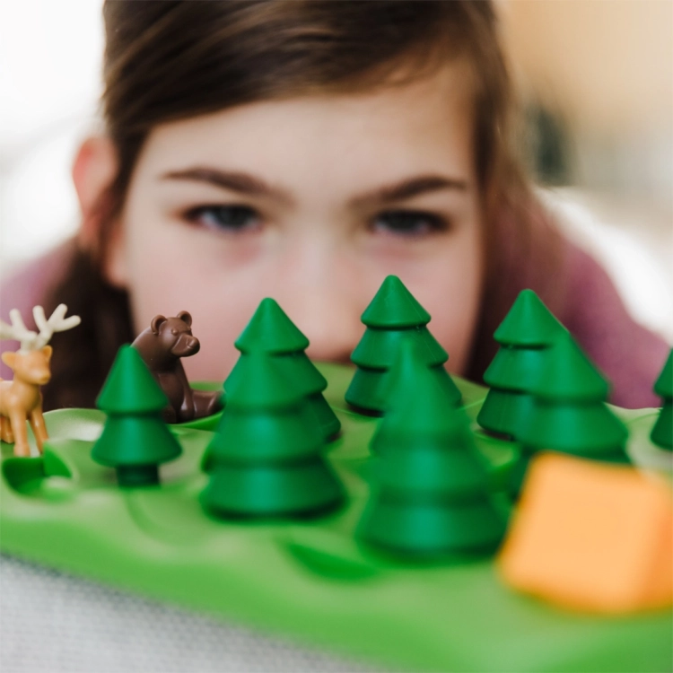 Zbliżenie na planszę gry Misie w lesie – figurki zwierząt w lesie