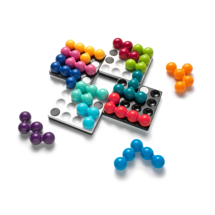 Kolorowe elementy gry Kwadrylion ułożone na planszach magnetycznych