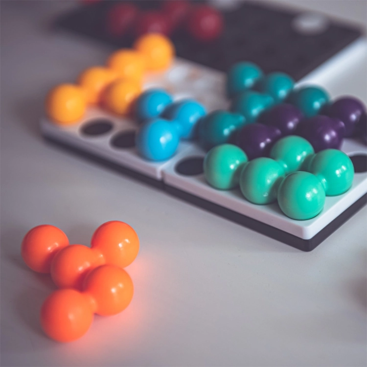 Fragment rozgrywki w grze logicznej Kwadrylion z pomarańczowymi kulkami