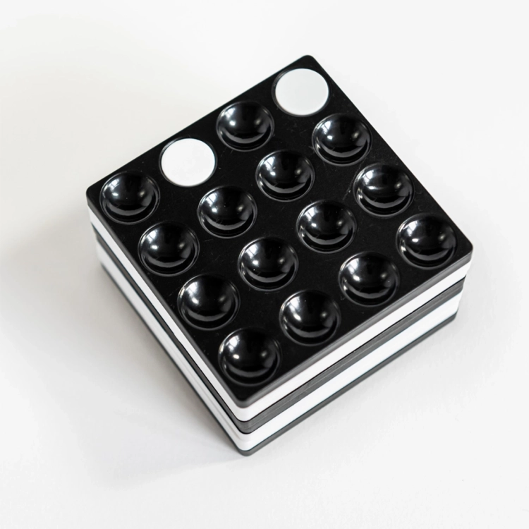 Czarno-biała magnetyczna plansza z gry Kwadrylion bez elementów