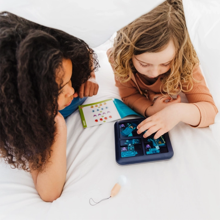 plansza z kolorowymi potworami i trzema kafelkami gry logicznej Potwory Smart Games