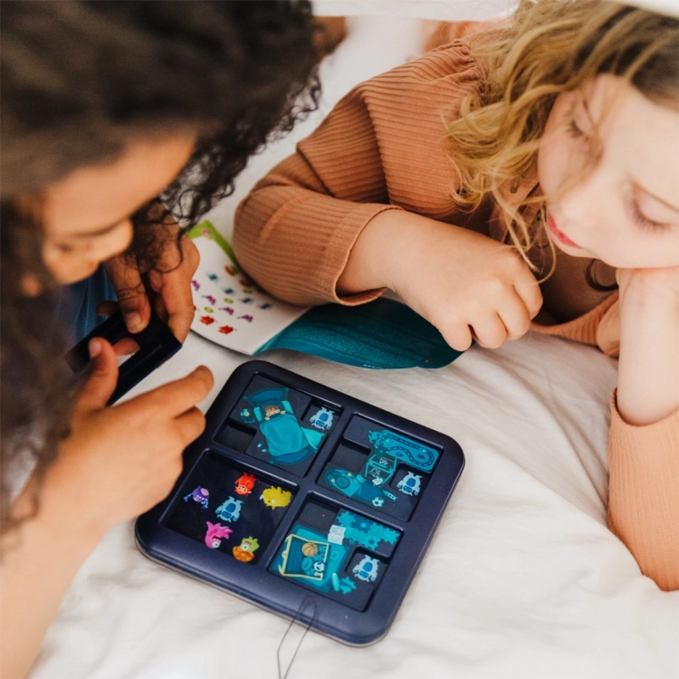 plansza z kolorowymi potworami i trzema kafelkami gry logicznej Potwory Smart Games