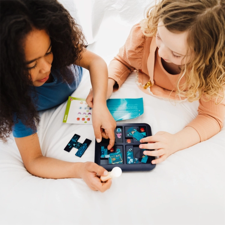 dwie dziewczynki grające razem w grę logiczną Potwory od Smart Games