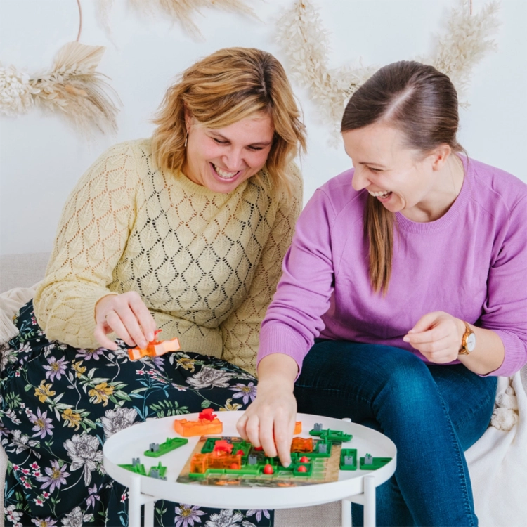 Dwie kobiety grające w Smoczy Ogień – gra logiczna dla 2 osób