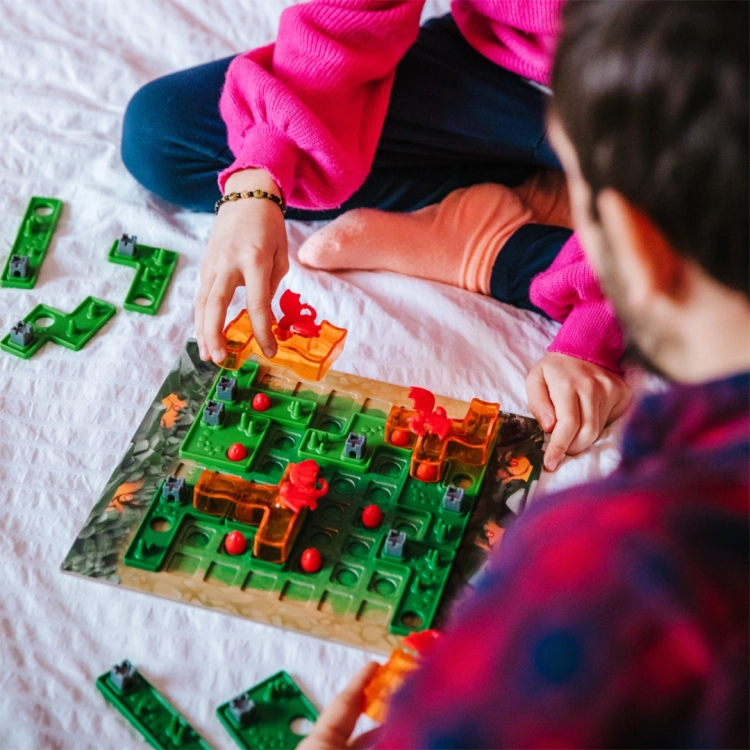 Rodzinne rozgrywki w grę Smoczy Ogień na łóżku