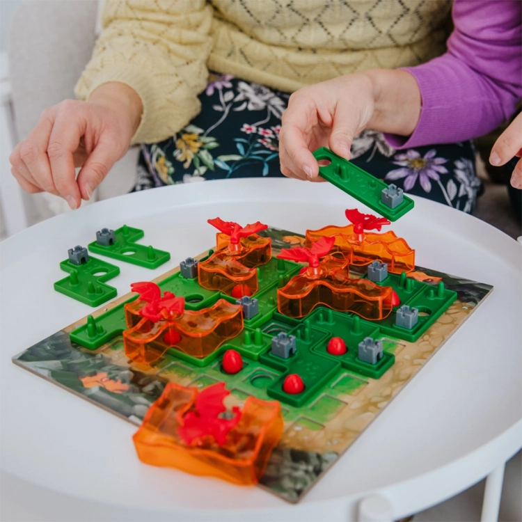 Zbliżenie na planszę i elementy gry Smoczy Ogień Smart Games