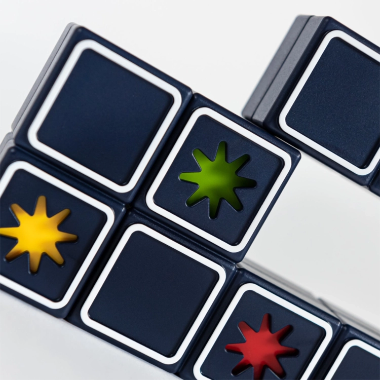 Zbliżenie na elementy gry Spadające Gwiazdy z kolorowymi gwiazdkami