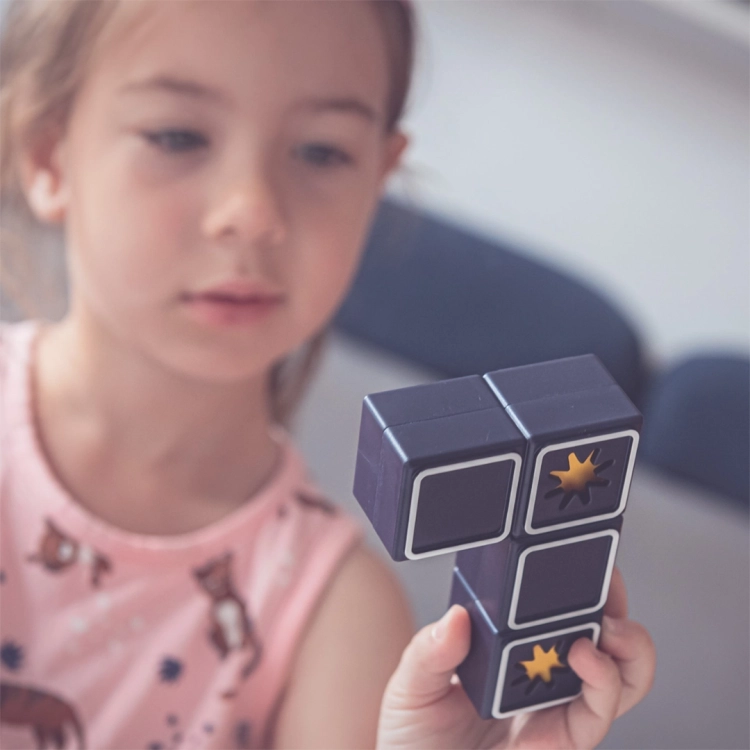 Dziewczynka trzymająca element łamigłówki Spadające Gwiazdy