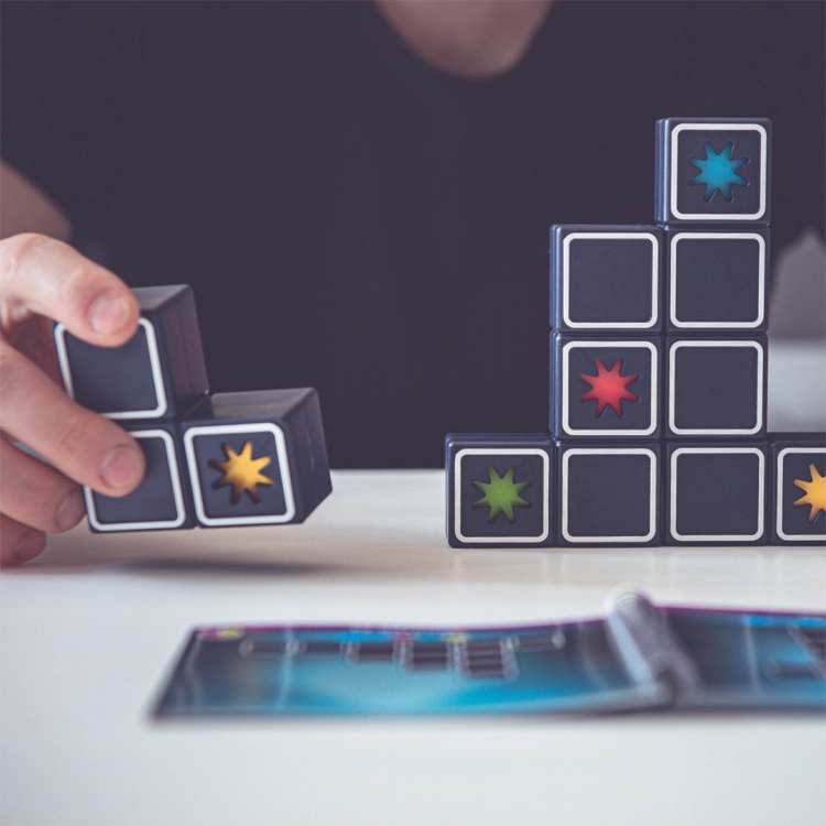 Układanie klocków z kolorowymi gwiazdkami podczas gry Spadające Gwiazdy