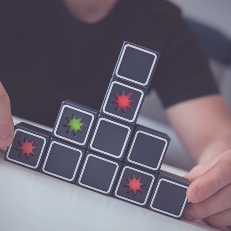 Budowanie struktury z elementów gry Spadające Gwiazdy Smart Games