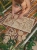 Chłopiec dopasowuje drewniane puzzle liści na planszy edukacyjnej Sounds Wood