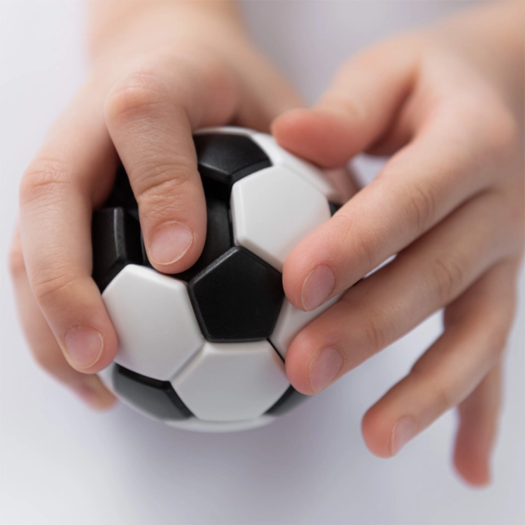 Dziecko trzyma przestrzenną łamigłówkę Plug & Play Ball Smart Games