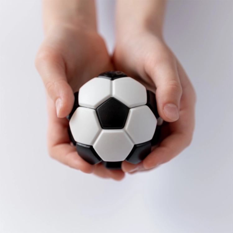 Łamigłówka piłka Plug & Play Ball w dziecięcych dłoniach