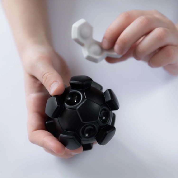 Czarna wewnętrzna konstrukcja łamigłówki Plug & Play Ball