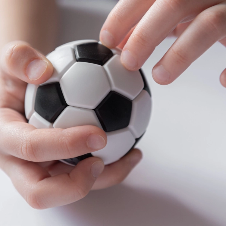 Manipulowanie elementami układanki Plug & Play Ball