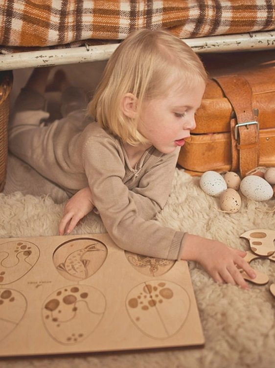 Dziecko bawi się puzzlami drewnianymi z jajkami Sounds Wood