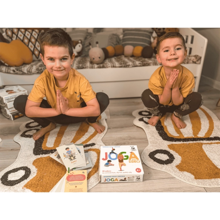 Dwoje dzieci w pozycji jogi z zestawem Joga dla dzieci Kapitan Nauka