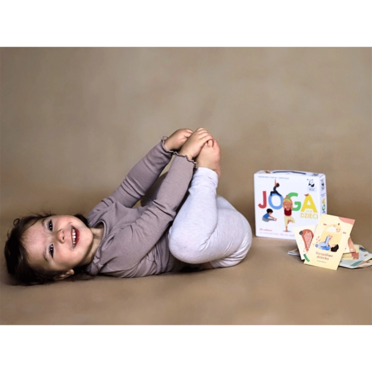 Dziewczynka w pozycji jogi z zestawem kart Joga dla dzieci Kapitan Nauka