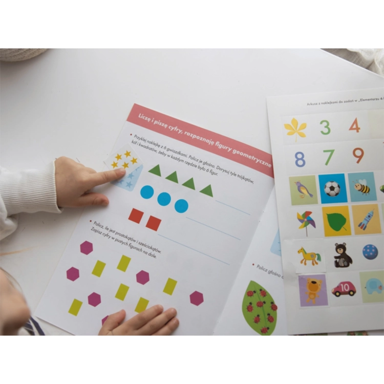 Dziecko wykonuje ćwiczenie z rozpoznawania figur geometrycznych z teczki edukacyjnej 4-latka