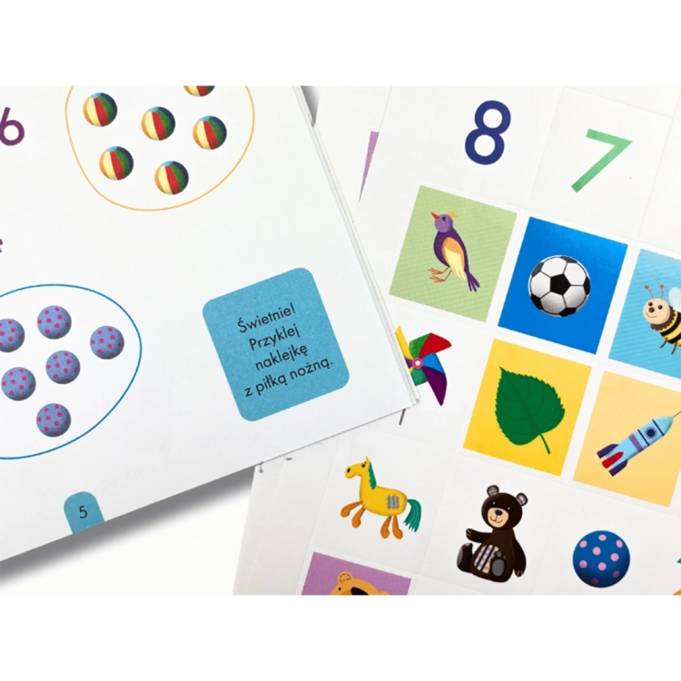 Zbliżenie na ćwiczenie z liczeniem i naklejkami z teczki edukacyjnej 4-latka