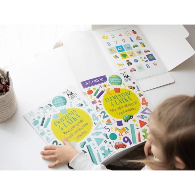 Dziewczynka ogląda książeczki z teczki edukacyjnej 4-latka – Kapitan Nauka